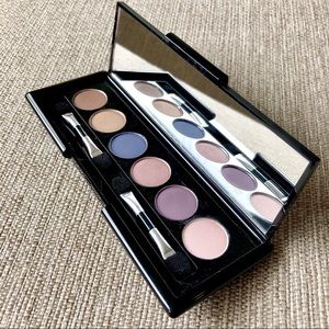 Makeover Essentials eye shadow compact